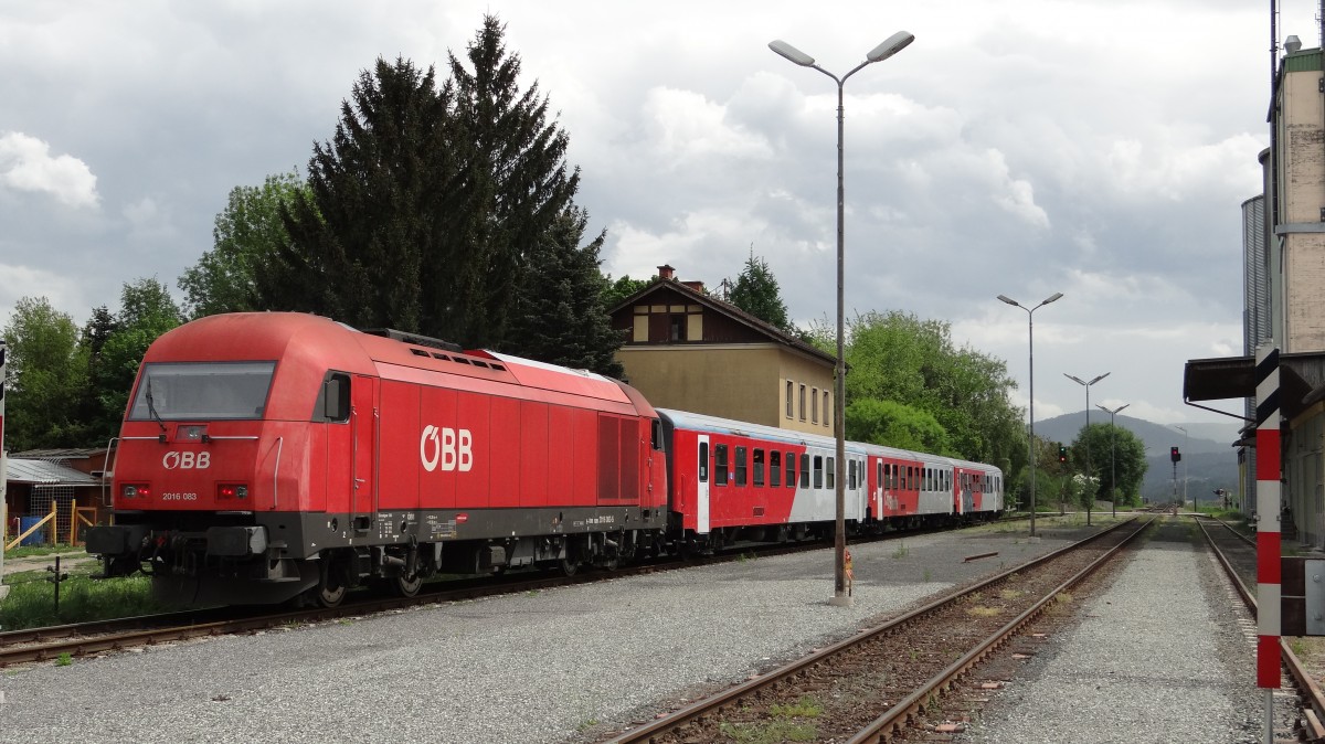 R 4523 verlässt, geschoben von Dieseltriebfahrzeug 2016 083, den Bahnhof St. Andrä im Lavanttal (06.05.2015)