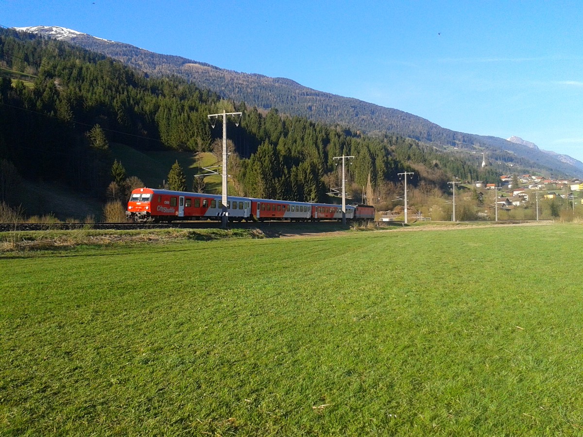 R 4874 (Spittal-Millstättersee - Lienz) am 15.4.2015 zwischen Berg im Drautal und Dellach im Drautal.