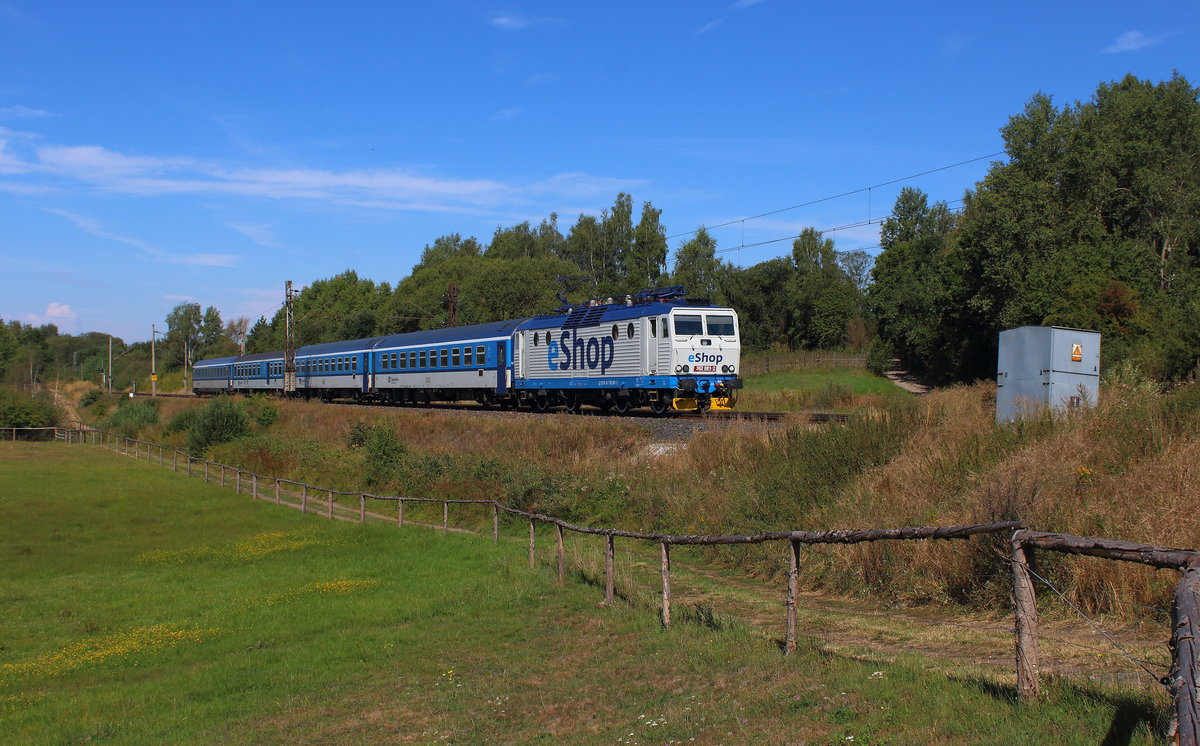 R 609 mit 362 081 von Cheb nach Prag bei Chotikov. Eingefangen am 13.08.2018