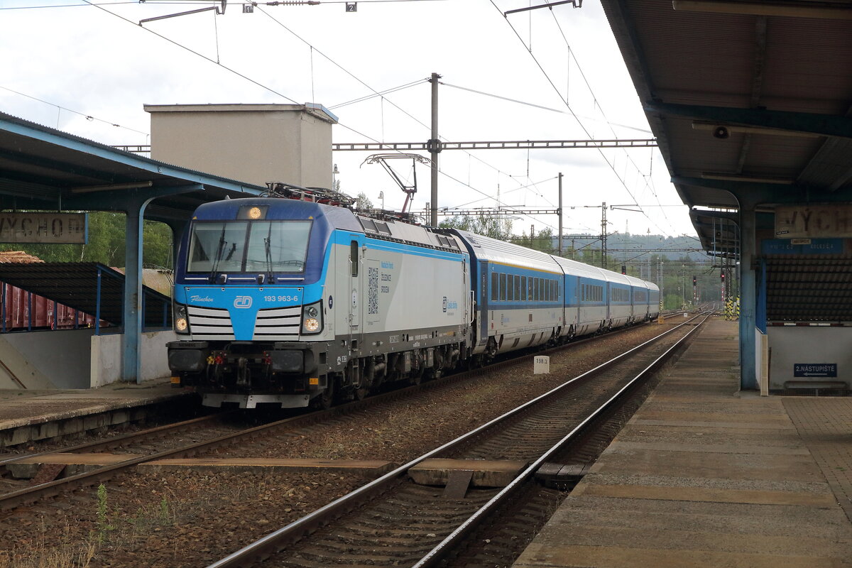 R 617 von Cheb nach Prag über Usti nad Labem, durchfährt am Freitagnachmittag des 28.07.2023 den Bahnhof Nove Sedlo u Lokte mit der 193 963 am Haken. 