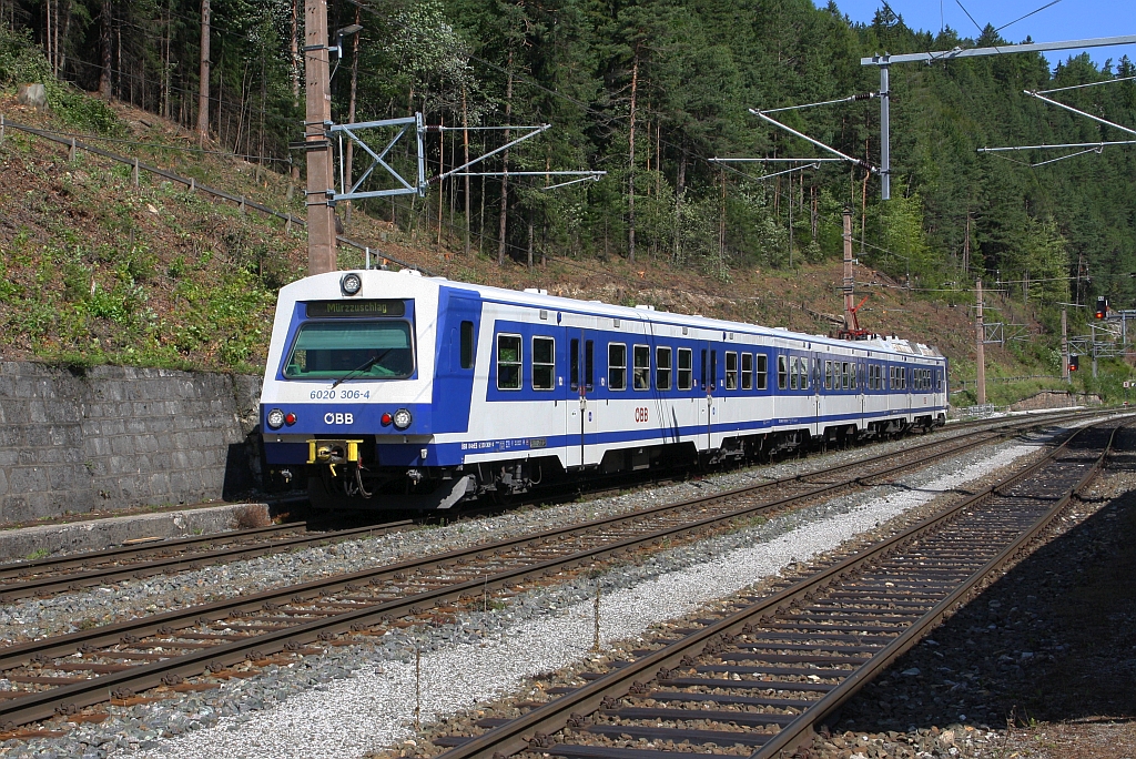 R 6479 (Payerbach-Reichenau - Mürzzuschlag) mit dem ÖBB 6020 306-4 als erstes Fahrzeug fährt am 15.August 2019 in den Bahnhof Semmering ein.