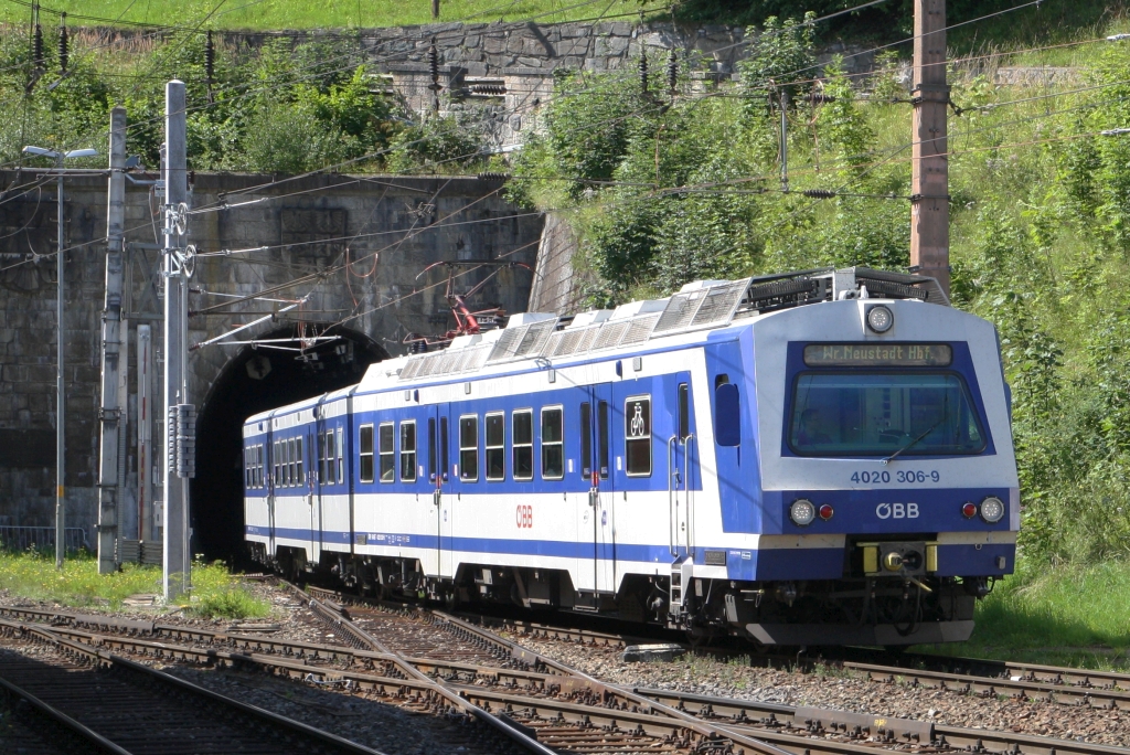 R 6482 (Mürzzuschlag - Payerbach-Reichenau) mit dem ÖBB 4020 306-9 als erstes Fahrzeug fährt am 15.August 2019 in den Bahnhof Semmering ein.