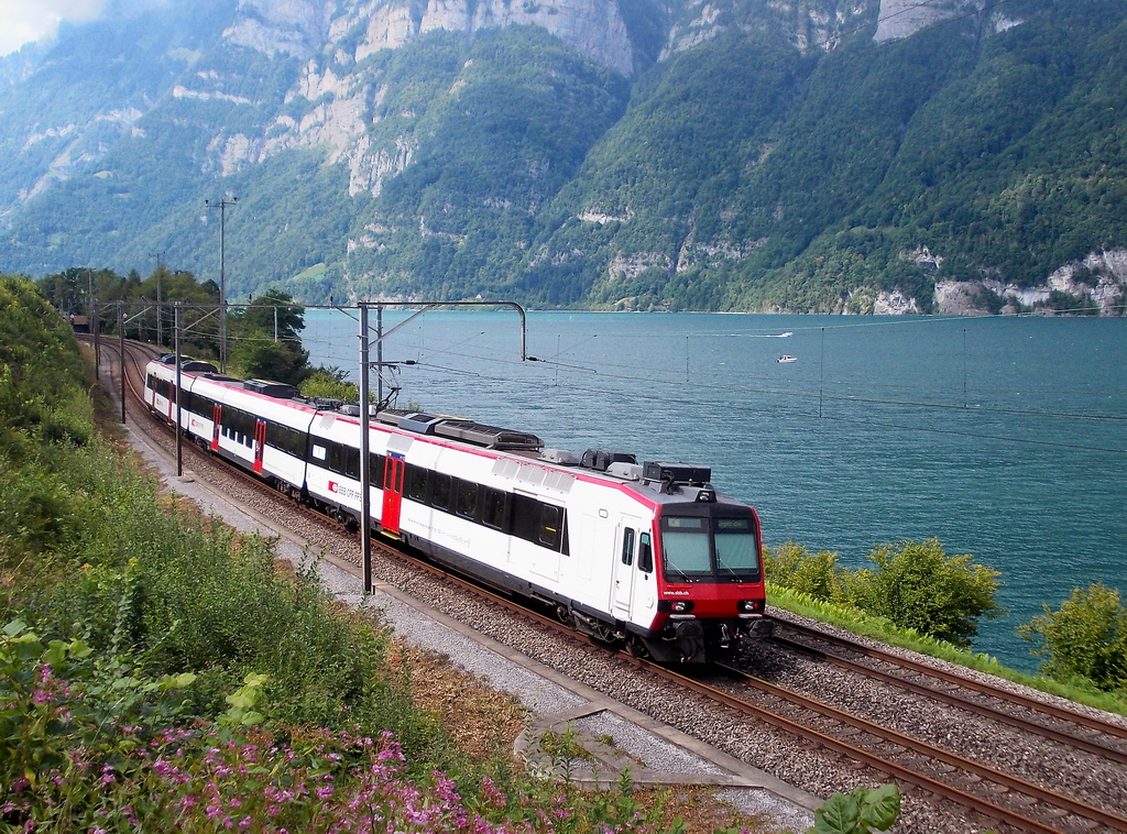 R 7858 am Walensee bei Mols, in Richtung Ziegelbrcke. 01.09.13