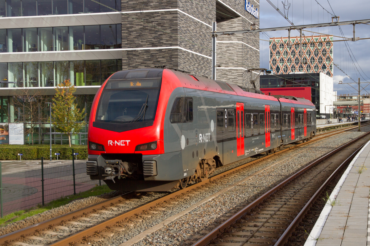 R-NET Flirt unterwegs auf der Sprinter Linie Alphen aan den Rijn-Gouda bei der Ankunft im Bahnhof Gouda, am 04.11.2022.