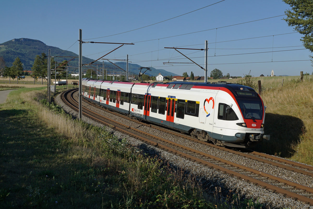 R Olten-Biel mit dem RABe 521 016 bei Niederbipp am 27. Juli 2020.
Nebst dem Taufnahme  SISSACH  gilt auch dem neune Logo ?? eine besondere Beachtung. Einst war es noch ein grosser grüner  R .
Foto: Walter Ruetsch