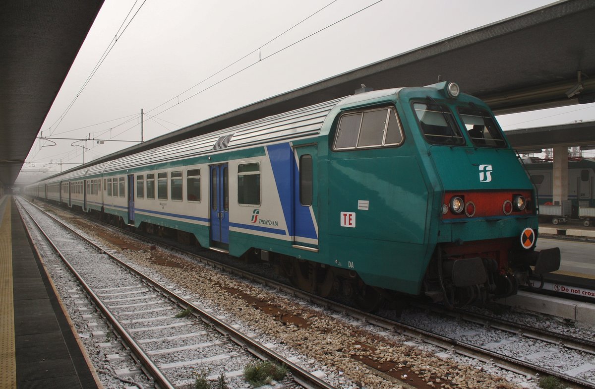 R10023 Venezia Santa Lucia - Portogruaro-Caorle stand am 1.10.2016 im Startbahnhof bereit. Schublok war 464.645.
