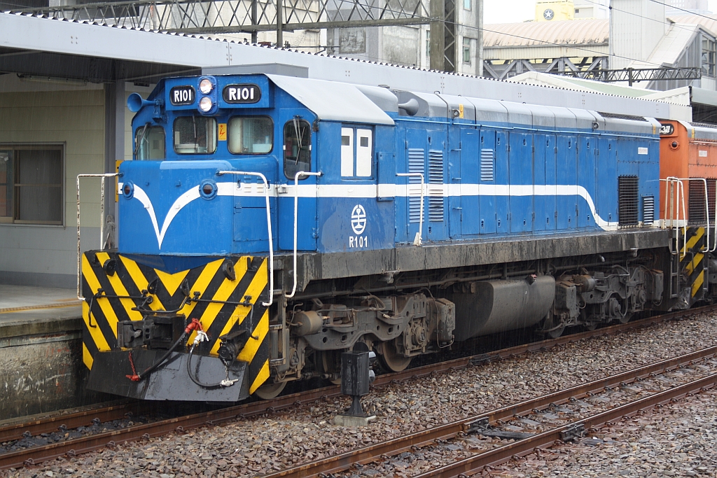 R101 am 07.Juni 2014 in der Kaohsiung Station.