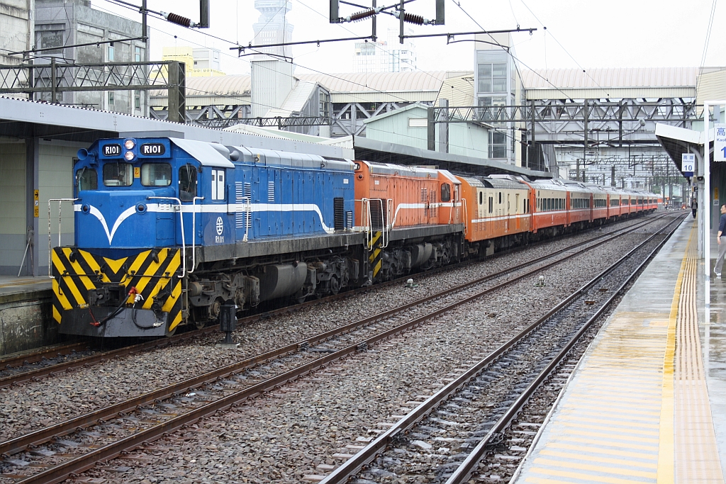 R101 und R137 am 07.Juni 2014 in der Kaohsiung Station.