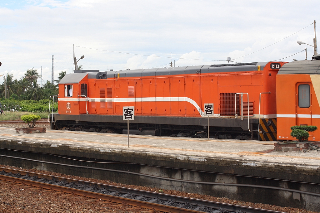 R113 am 08.Juni 2014 in der Fangliao Station. 
