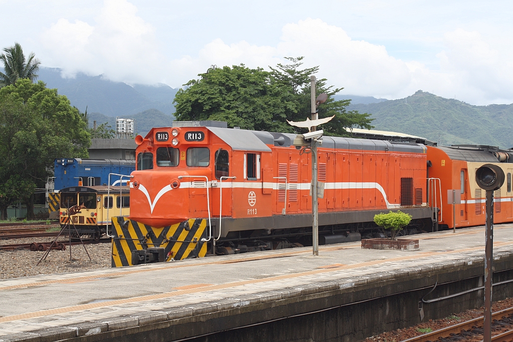 R113 am 08.Juni 2014 in der Fangliao Station. 