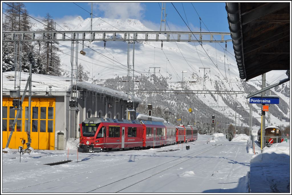 R11621 mit Allegra 3510 trifft in Pontresina ein. (22.02.2014)