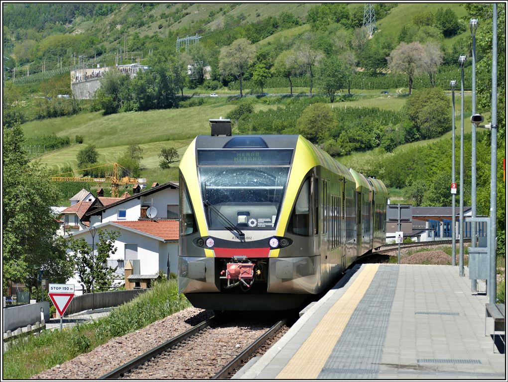 R118 mit ATR 100.002 und ATR 100.005 in Schluderns/Sluderno. (02.06.2019)