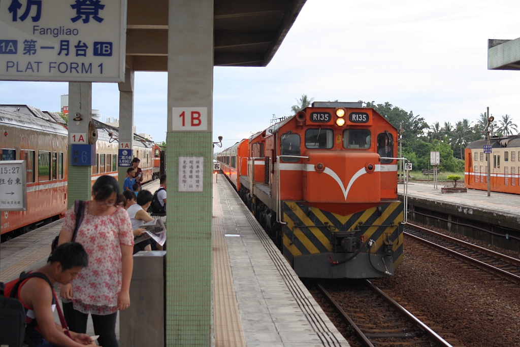 R135 am 08.Juni 2014 in der Fangliao Station. 