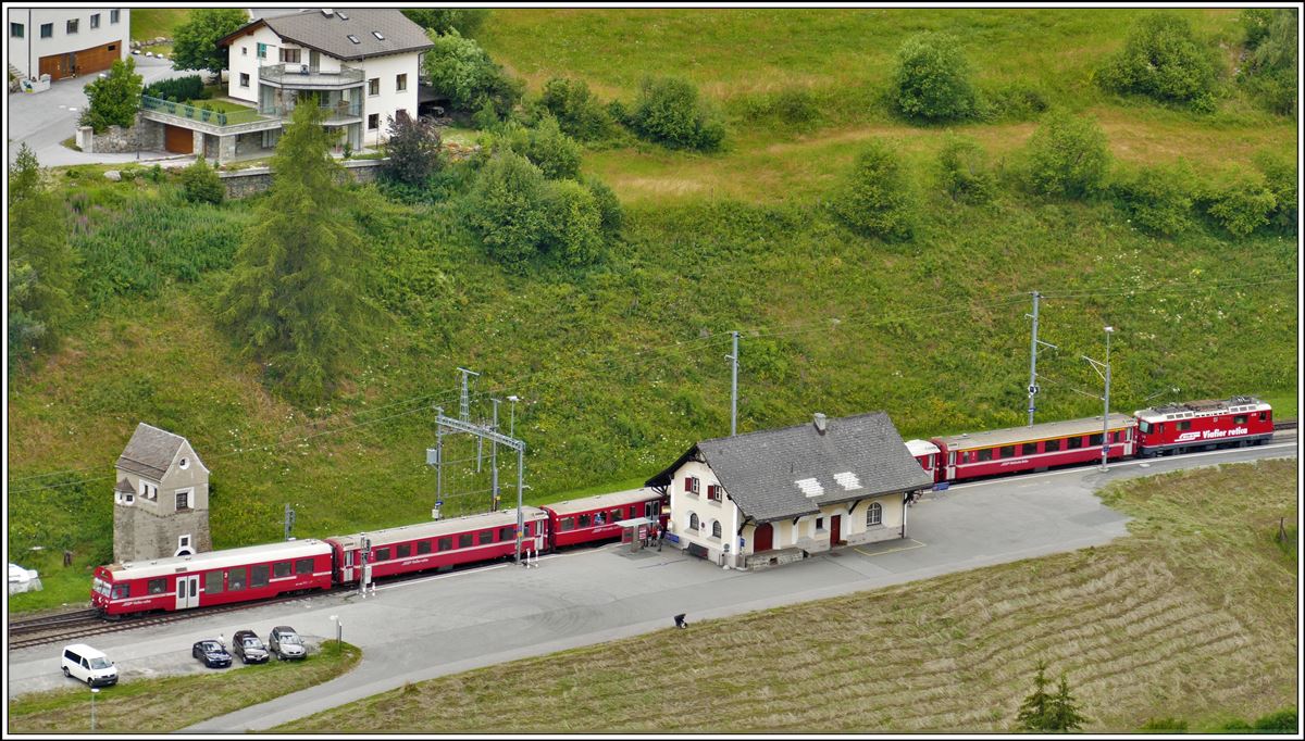 R1352 nach Scuol-Tarasp mit Ge4/4 II 618  Bergün/Bravuogn  in Susch. (19.07.2020)