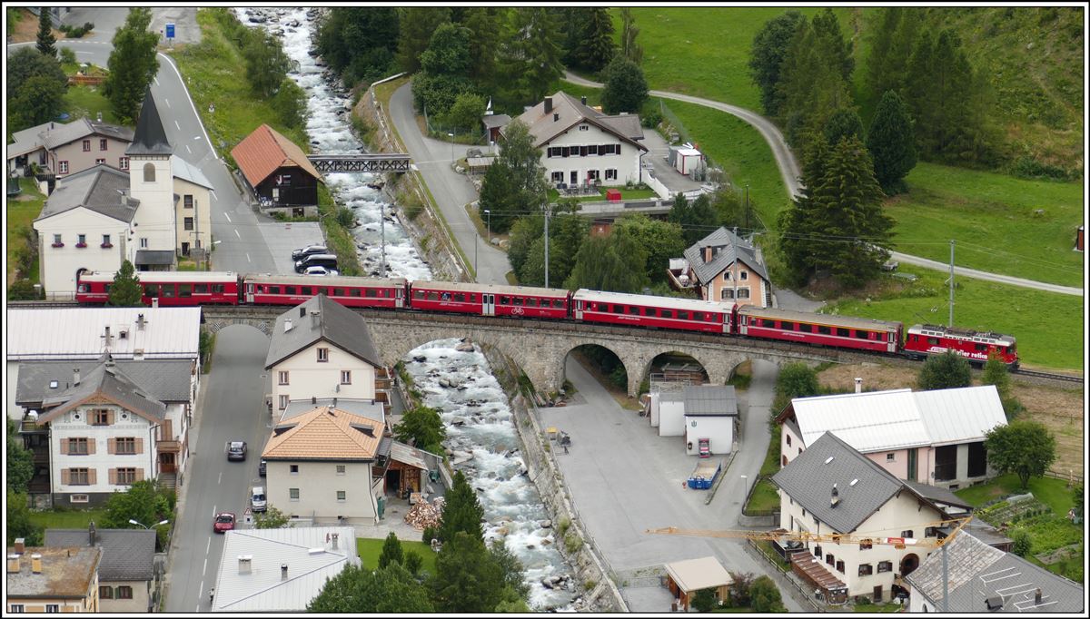 R1352 nach Scuol-Tarasp mit Ge4/4 II 618  Bergün/Bravuogn  überquert die Susasca in Susch. (19.07.2020)