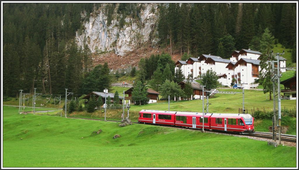 R1415 mit ABe 8/12 3508 bei Litzirüti. (24.08.2015)