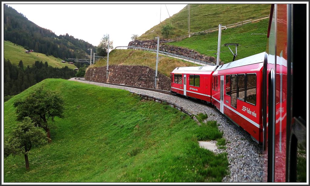 R1415 mit Allegra 3508 bei Langwies. (24.08.20159