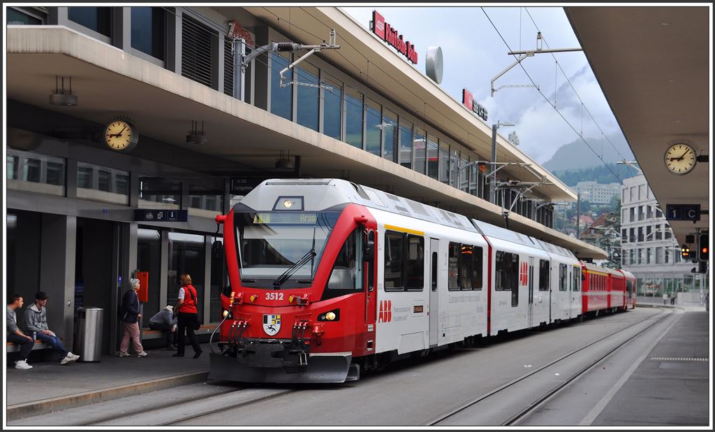 R1425 mit Allegra 3512 um 09.08 nach Arosa steht abfahrbereit am Bahnsteig 2 in Chur. (18.08.2015)