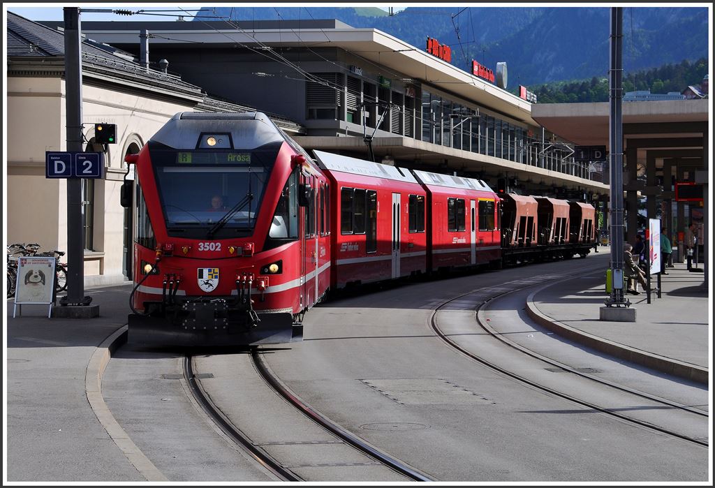 R1425 nach Arosa mit Volllast hinter dem ABe 8/12 3502. (11.05.2015)