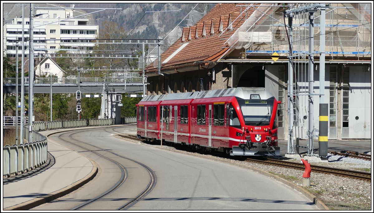 R1428 aus Arosa mit ABe 8/12 3515 fährt am Depot Sand in Chur vorbei. (05.04.2020)