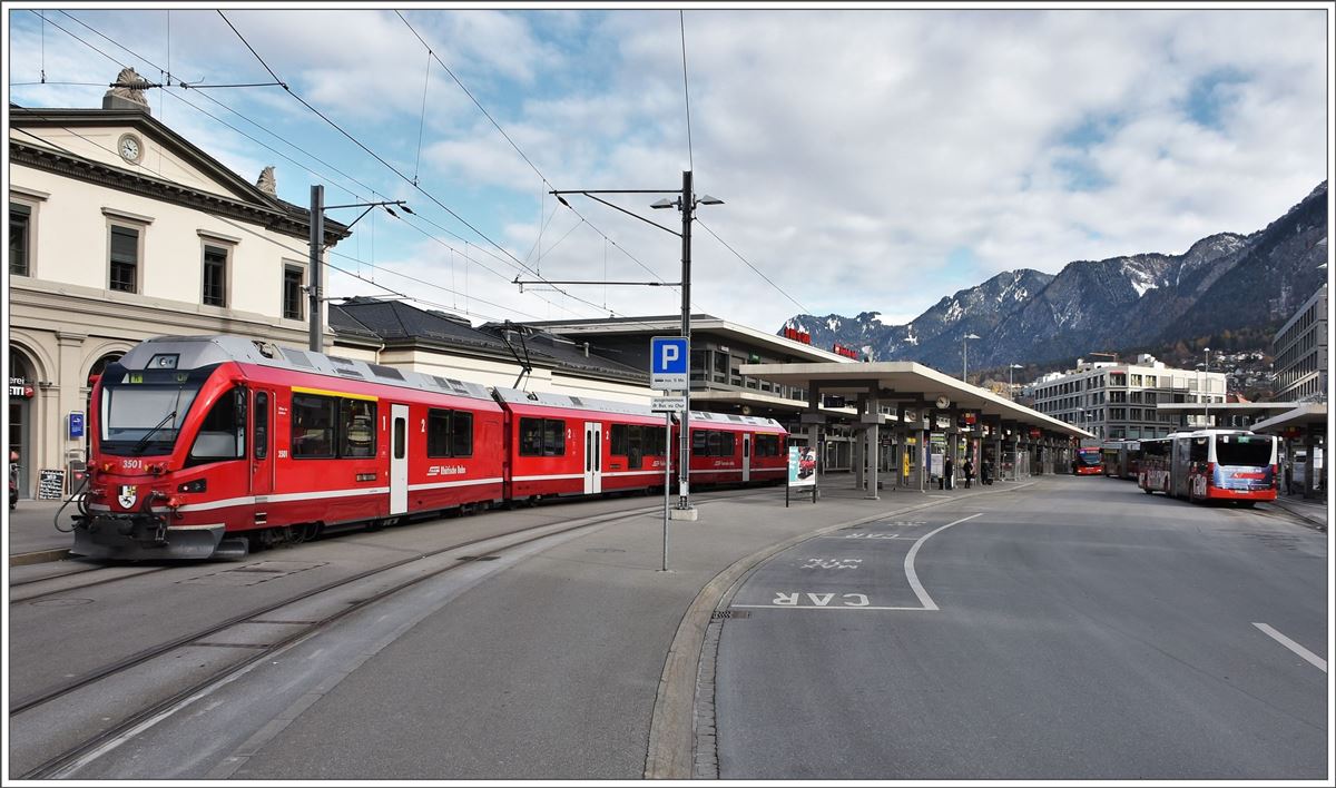 R1428 mit ABe 8/12 3501 aus Arosa fährt in Chur ein auf Gleis 2. (21.11.2017)