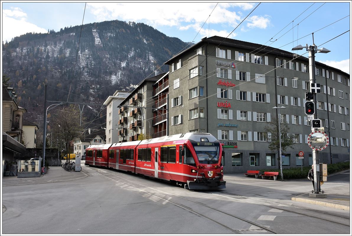 R1428 mit ABe 8/12 3501 aus Arosa fährt in Chur ein auf Gleis 2. (21.11.2017)