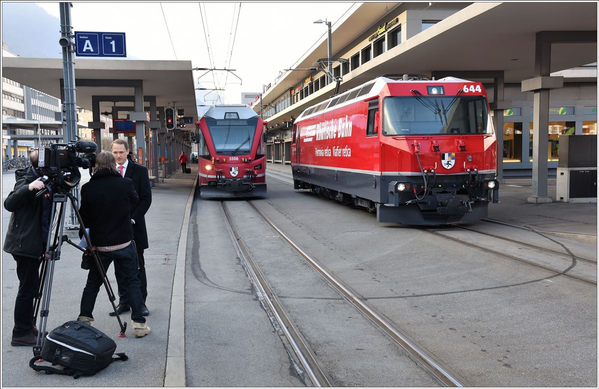 R1428 mit ABe 8/12 3508 aus Arosa trifft in Chur auf die Ge 4/4 III 644  Savognin . Der neue Direktor der RhB stellt sich den Fragen der Presse. (12.12.2016)