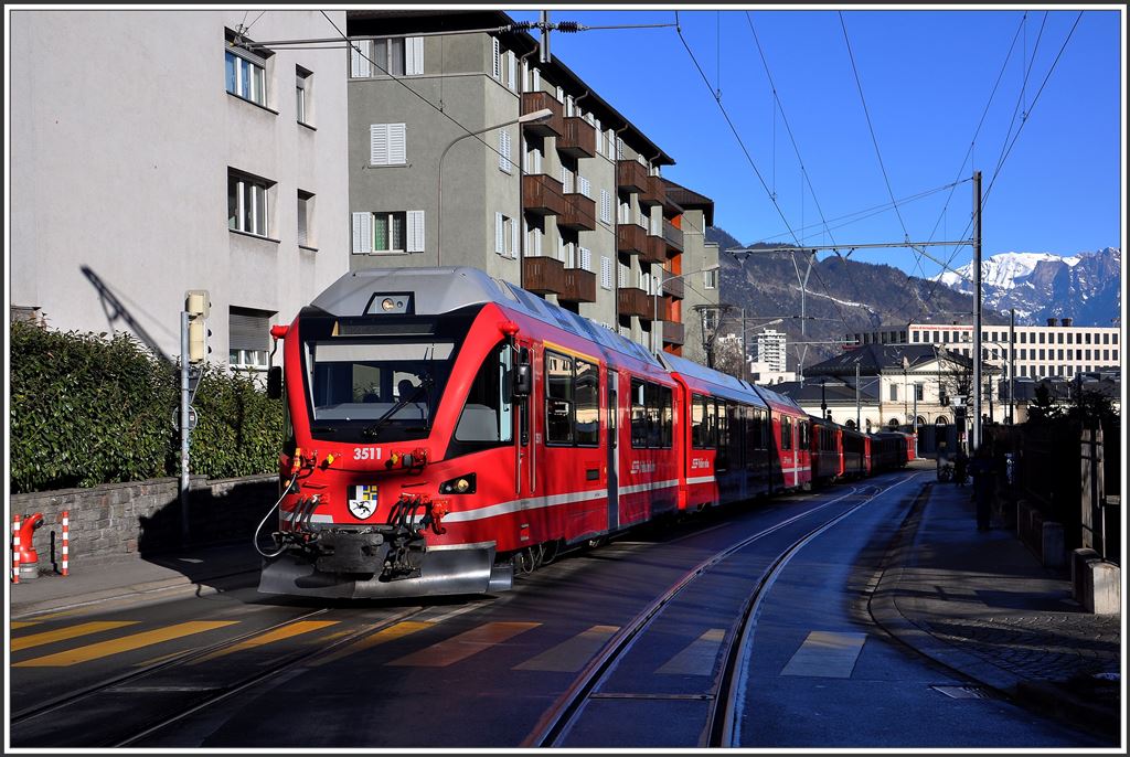 R1429 mit Allegra 3511 auf der Engadinstrasse mit Bahnhof Chur und dem Falknis im Hintergrund. (13.02.2015)