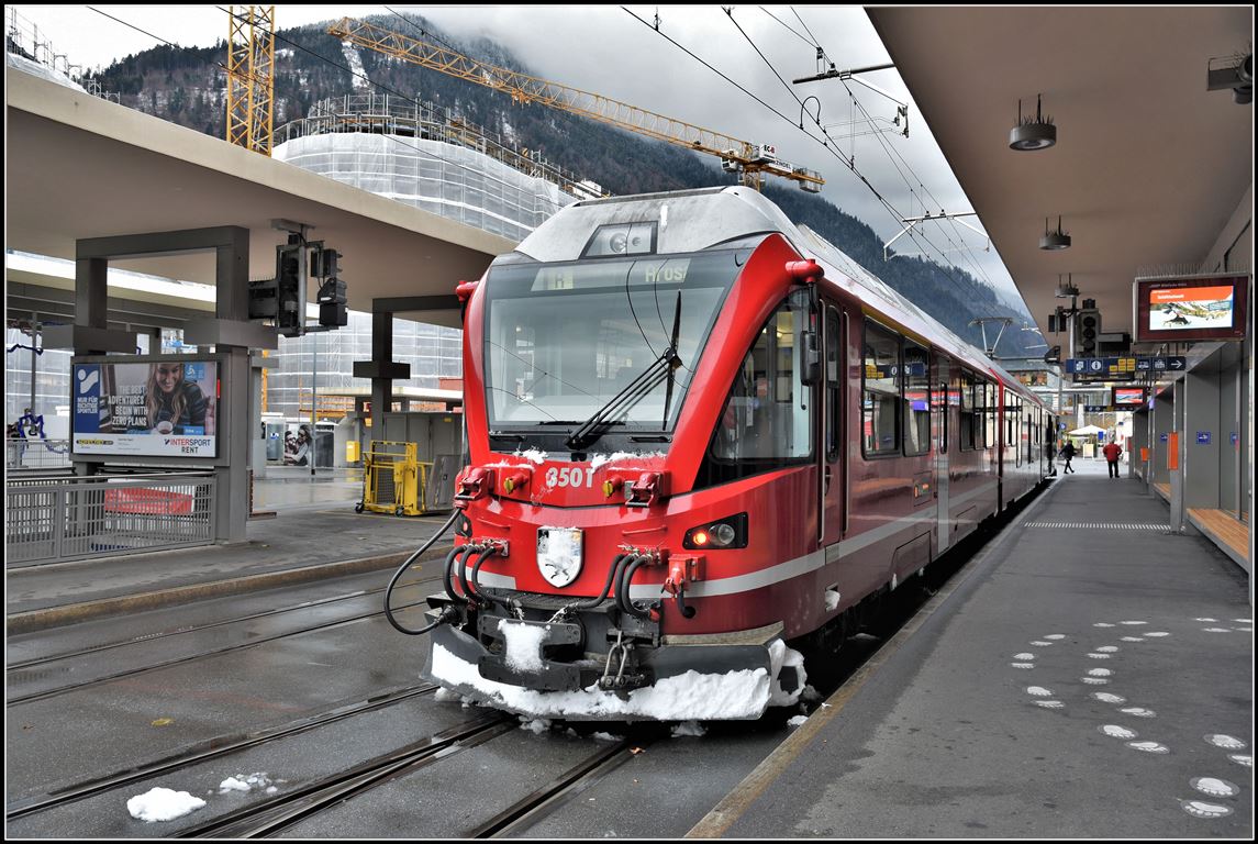 R1429 nach Arosa mit ABe 8/12 3501 steht abfahrbereit an Gleis 2 in Chur. (10.12.2018)