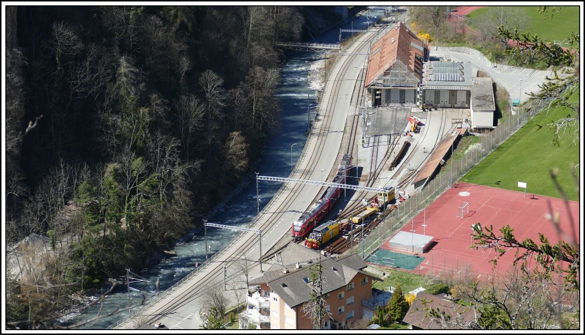 R1432 aus Arosa mit einem ABe 8/12 passiert das Depot Sand. (05.04.2020)