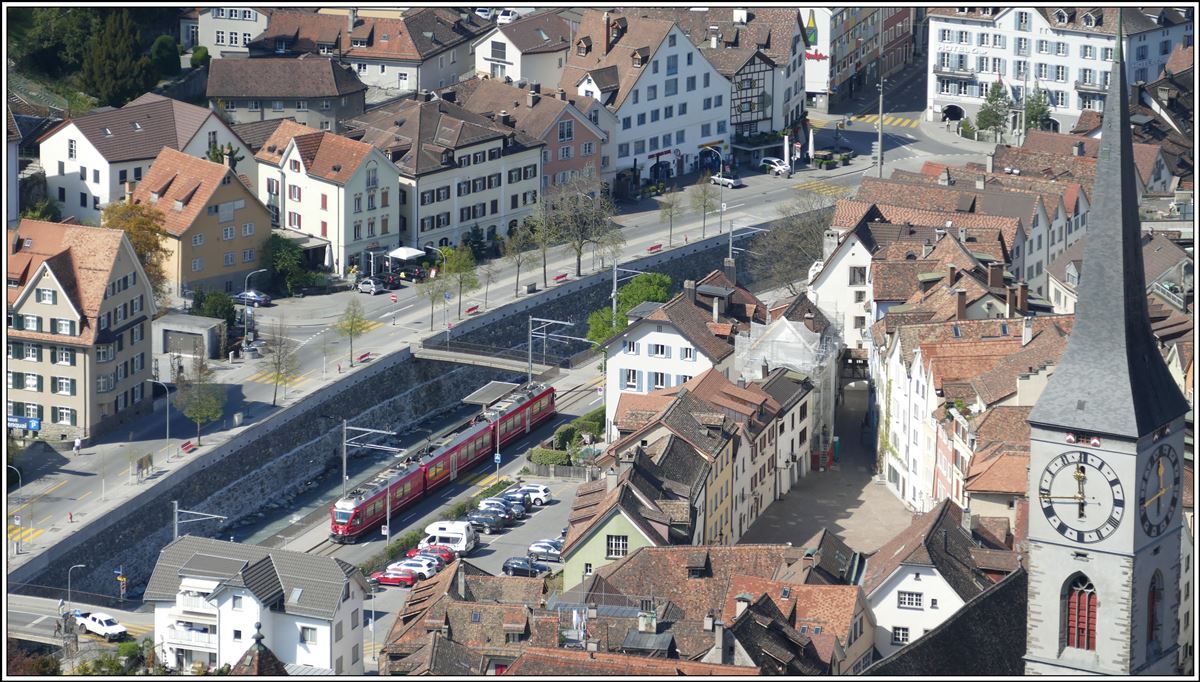 R1432 aus Arosa mit einem Allegra hält in Chur Altstadt. (12.04.2020)
