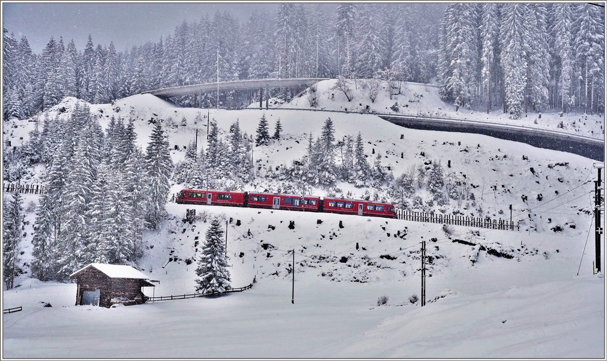 R1432 mit ABe 8/12 3508 nach Chur fährt oberhalb Litzirüti talwärts. (19.04.2017)
