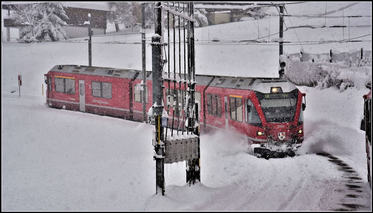 R1432 nach Chur mit ABe 8/12 3506 in Litzirüti. (10.12.2018)