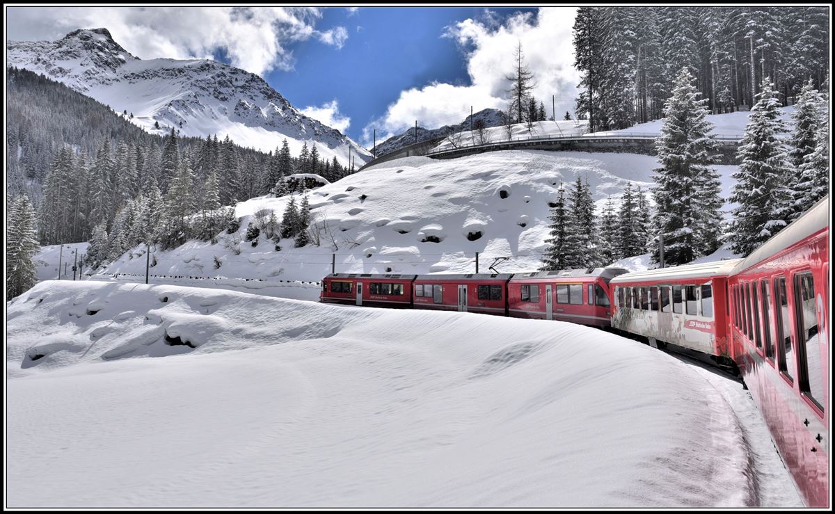 R1433 mit ABe 8/12 3501 oberhalb Litzirüti. (18.03.2019)