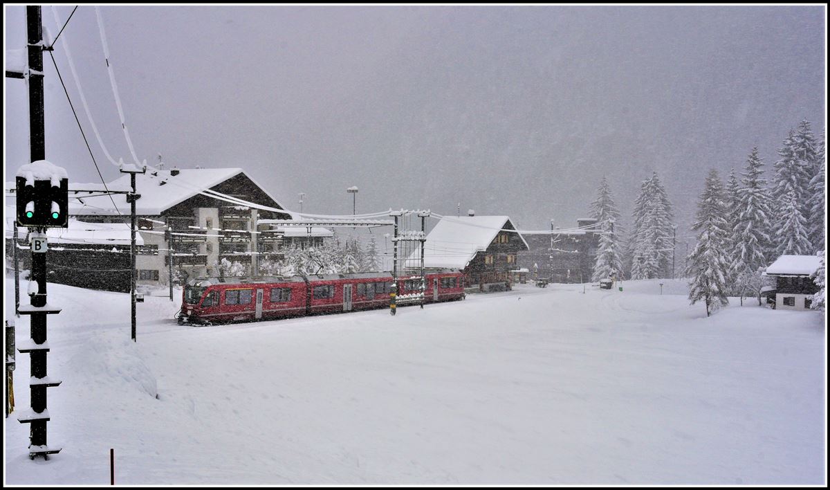 R1433 mit ABe 8/12 3503 in Litzirüti. (10.12.2018)