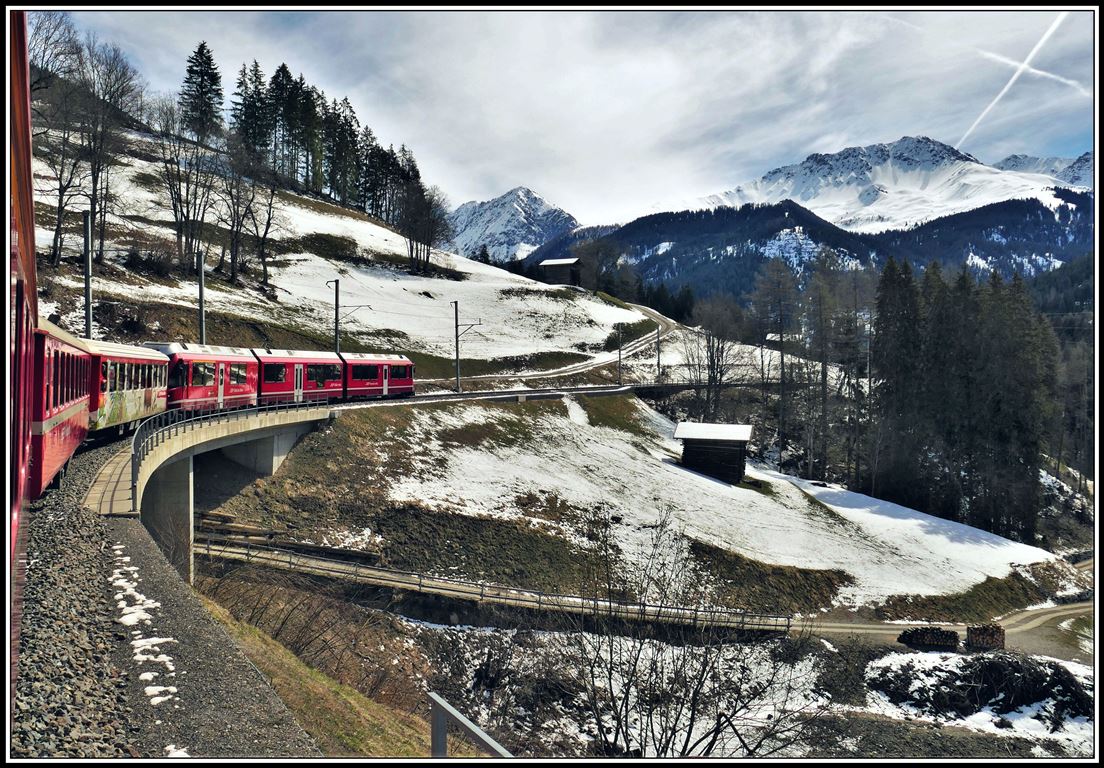 R1433 mit ABe 8/12 3506 nach Arosa bei Peist. (06.04.2019)