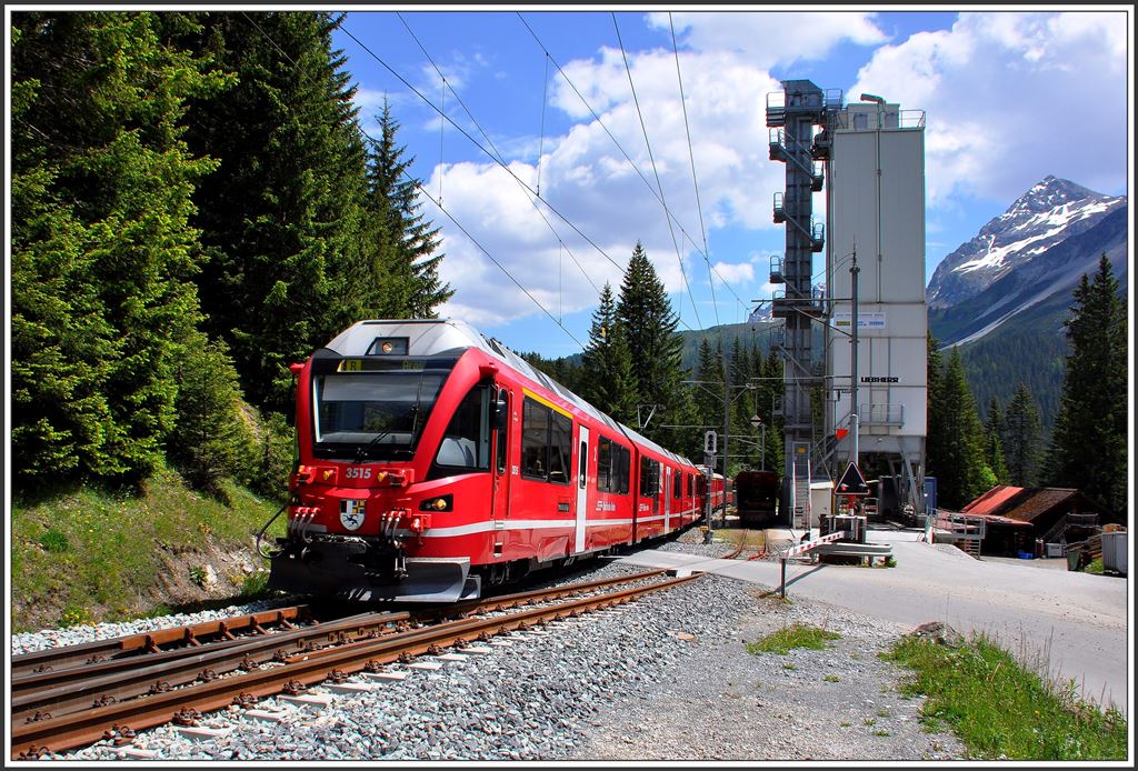 R1433 mit ABe 8/12 3515 passiert die Betonaufbereitungsanlage kurz vor Arosa. (11.06.2015)