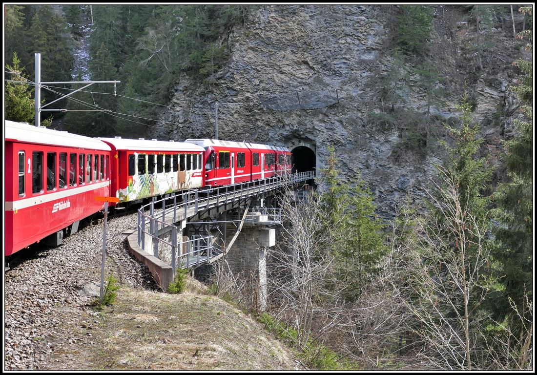 R1433 nach Arosa mit ABe 8/12 3506 in der Bärenfalle unterhalb Lüen-Castiel. (06.04.2019)