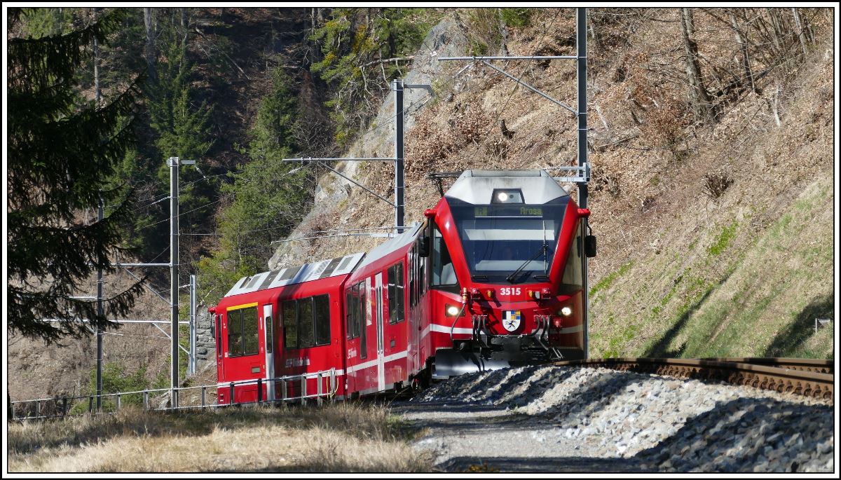 R1433 nach Arosa mit ABe 8/12 3515 zwischen Sassal und Lüen-Castiel. (05.04.2020)