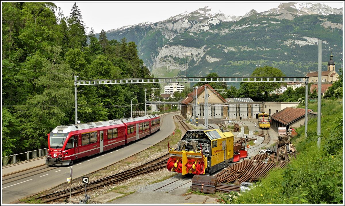 R1433 nach Arosa mit ABe 8/12 3504 beim Depot Sand in Chur, wo Schleuder X rot mt 95401 und Spurpflug Xk9141 auf den nächsten Schnee warten. (22.05.2020)