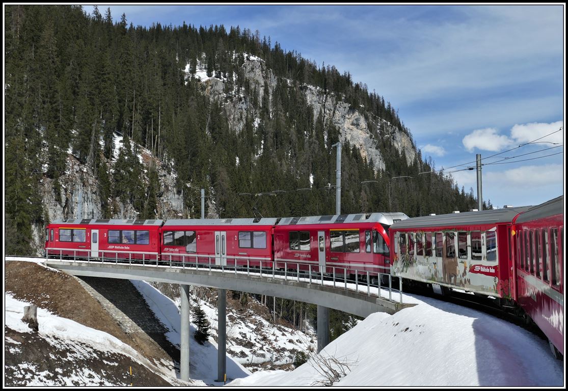 R1433 nach Arosa mit ABe8/12 3506 auf der neuen Strassenüberführung oberhalb Litzirüti. (06.04.2018)
