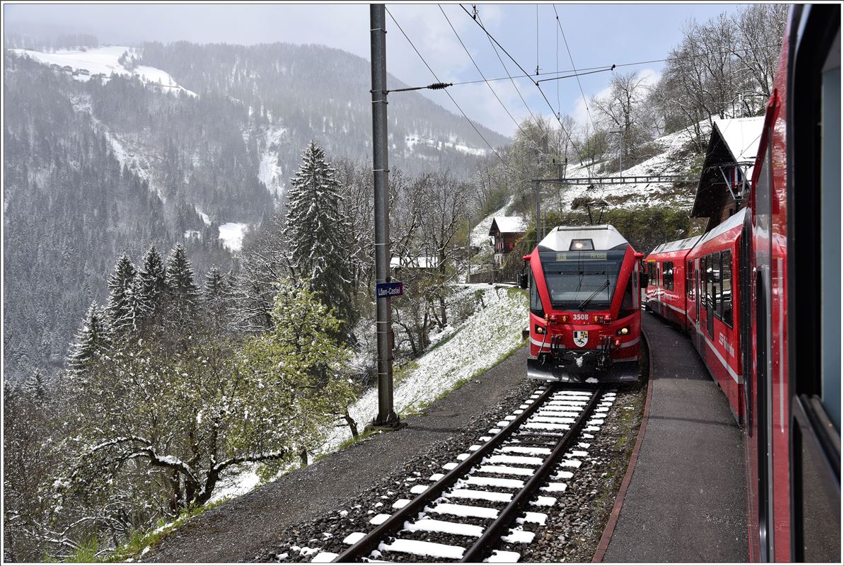 R1436 begegnet R1437 mit ABe 8/12 3508 in Lüen-Castiel. (19.04.2017) 