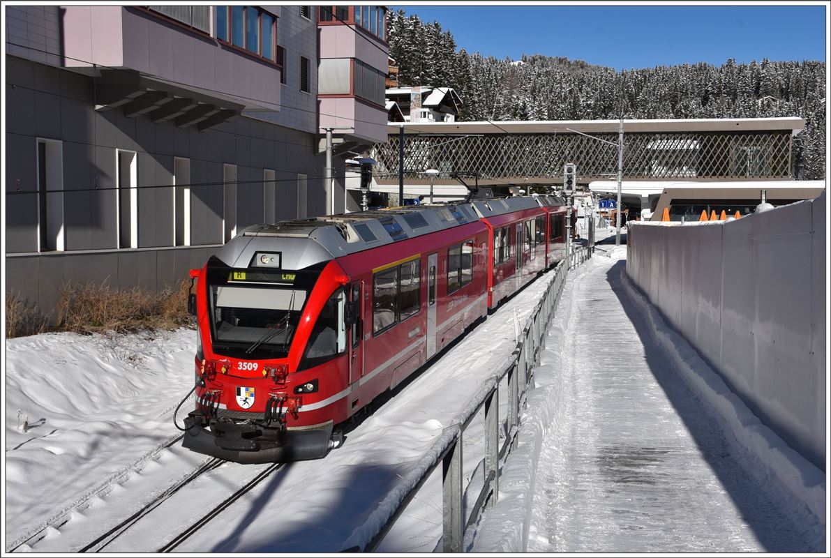 R1436 mit Allegra ABe 8/12 3509 in Arosa. (05.12.2017)