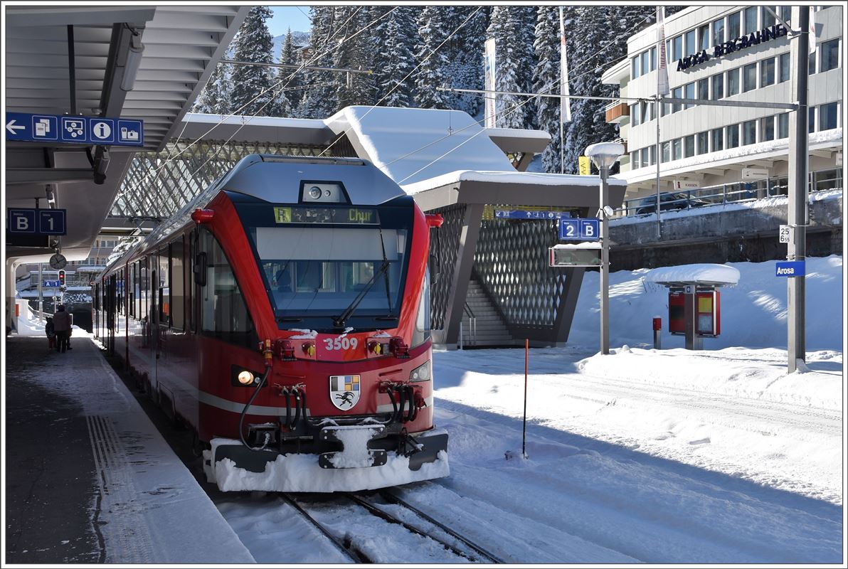 R1436 mit Allegra ABe 8/12 3505 in Arosa. (05.12.2017)