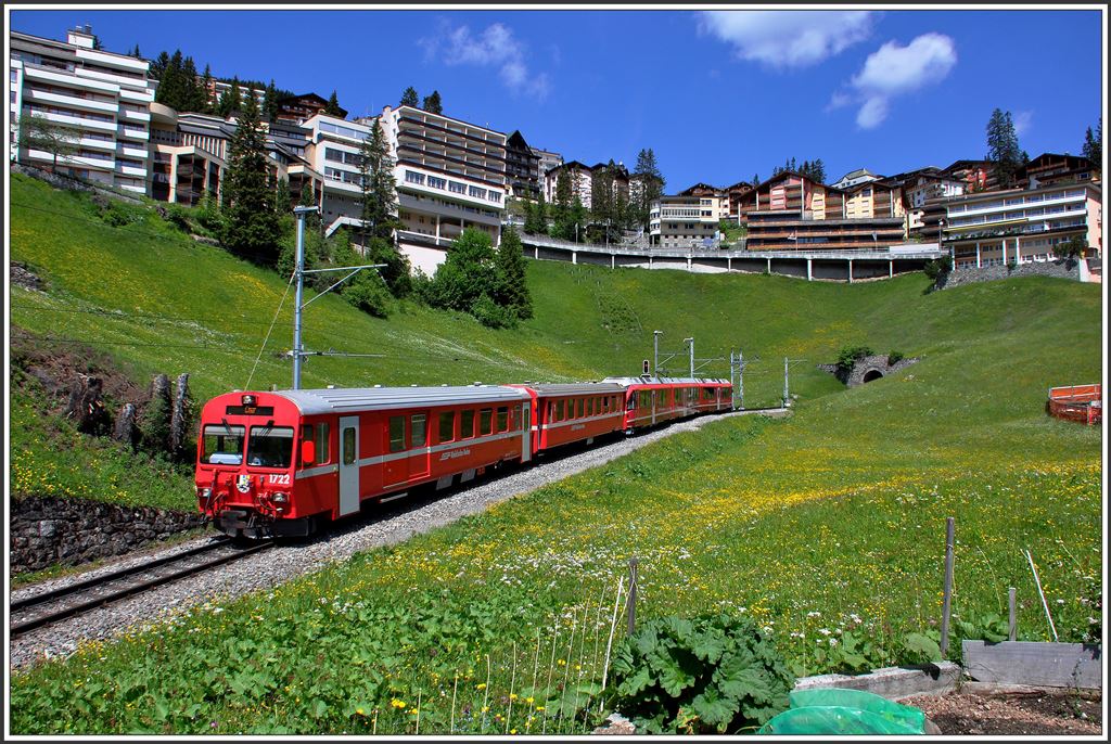 R1436 mit Steuerwagen 1722 und Allegra 3508 hat soeben Arosa verlassen auf dem Weg nach Chur. (11.06.2015)