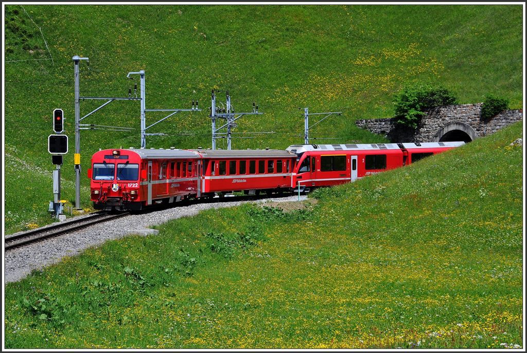 R1436 mit Steuerwagen 1722 und Allegra 3508 verlässt den Arosatunnel .  (11.06.2015)