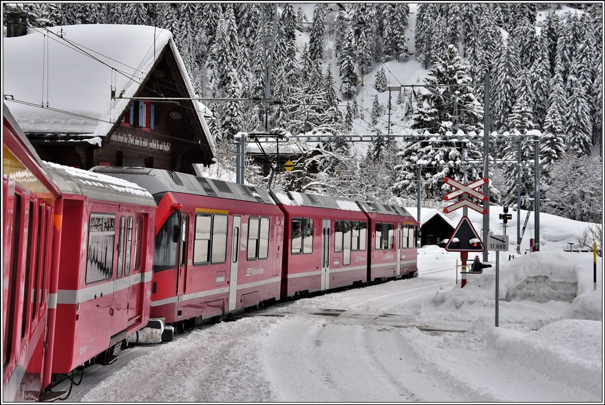 R1437 mit ABe 8/12 3515 in Langwies. (20.01.2018)