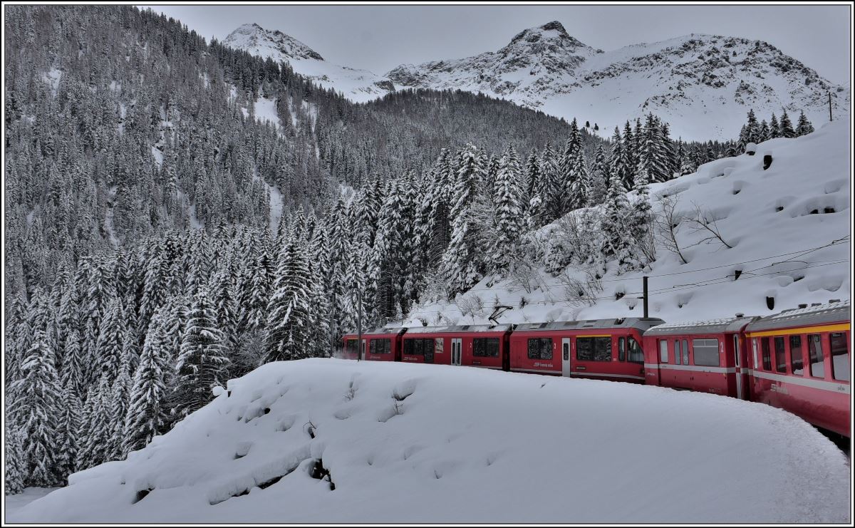 R1437 mit ABe 8/12 3515 oberhalb Litzirüti. (20.01.2018)