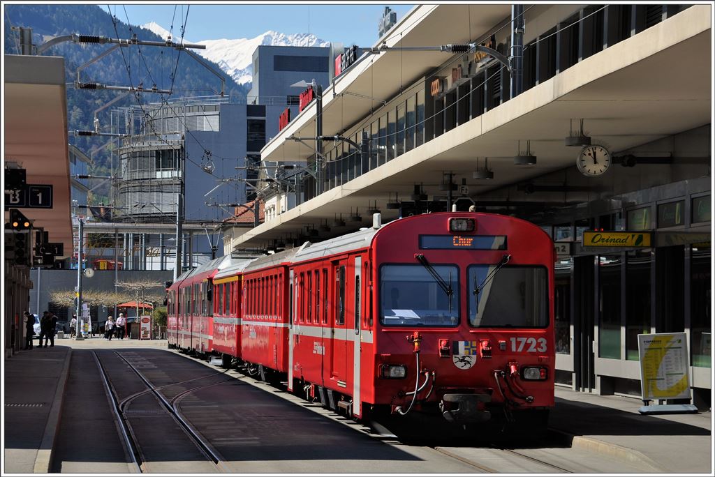 R1437 mit Steuerwagen 1723 nach Arosa in Chur. (11.04.2016)