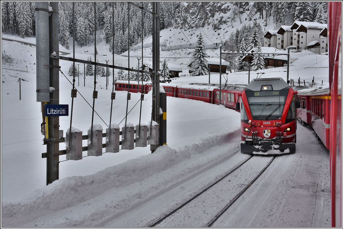 R1440 mit ABe 8/12 3505 kreuzt in Litzirüti den R1437 mit ABe 8/12 3515. (20.01.2018)